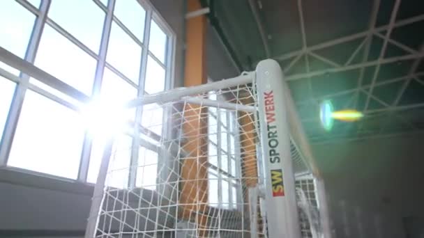 Fotbalová brána se síťovinou a logem na rámu stojí v tělocvičně — Stock video