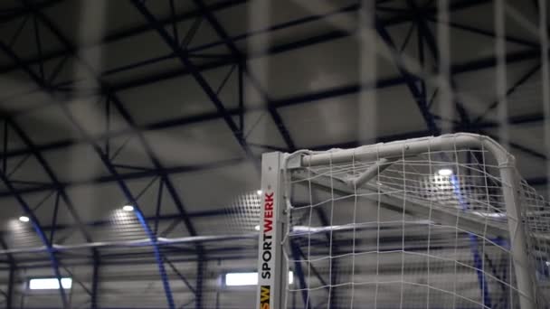 Fußballtor mit Netz und Markenname auf Kadaver in Turnhalle — Stockvideo