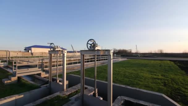 Canal e bacia na estação de tratamento de águas residuais ao pôr do sol — Vídeo de Stock