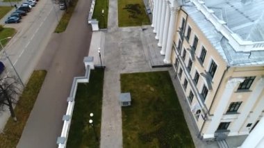 Şehir meydanındaki klasik kültür sarayının zarif yüzü.