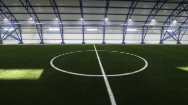 Spor merkezinde işaretli boş bir futbol sahası