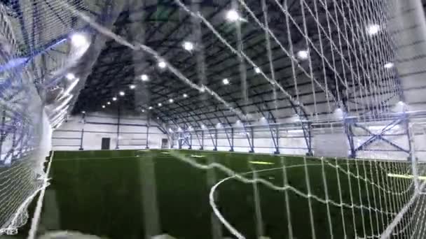 Movimiento a lo largo del campo de fútbol vacío con malla protectora blanca — Vídeos de Stock