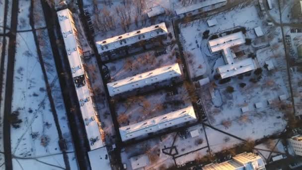 冬季傍晚多层公寓楼及学校 — 图库视频影像