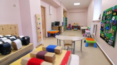 Anaokulunda geliştirme oyuncakları ve mobilyaları olan oyun odası