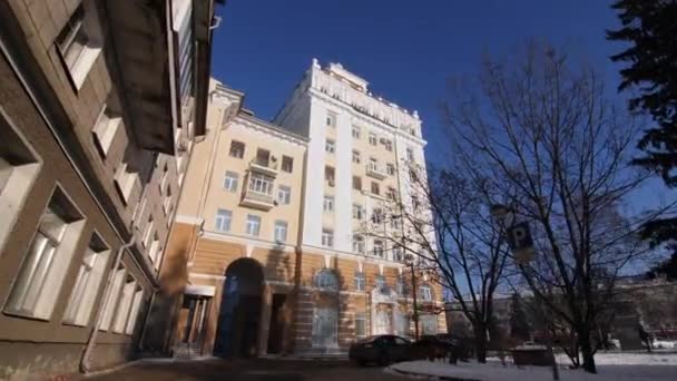 Klassisk stil byggnad med båge uppfart på snöig gata — Stockvideo