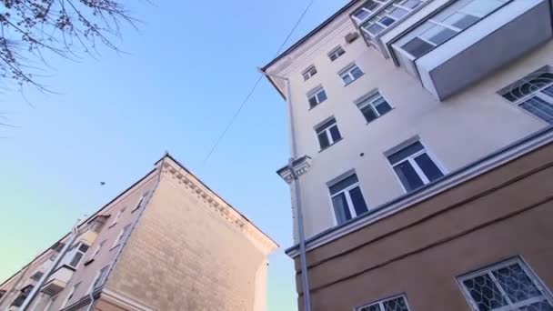 Asuinrakennus beige julkisivu ja parvekkeet kaupungissa — kuvapankkivideo