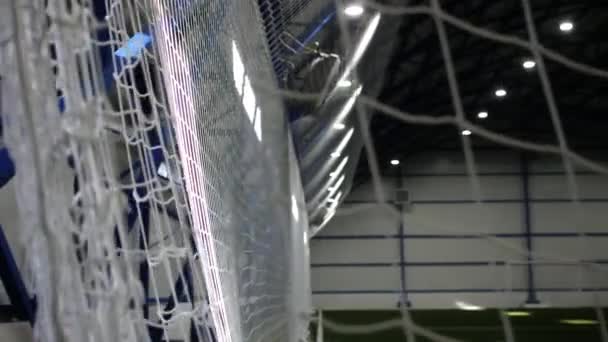 保護メッシュは現代のサッカーアリーナの壁に掛けます — ストック動画