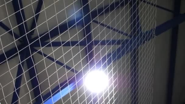 Jaring pelindung tergantung di dinding dengan bangkai biru di senam cahaya — Stok Video