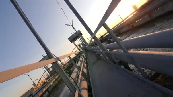 Mouvement le long du pont sur le réservoir avec traitement de l'eau — Video