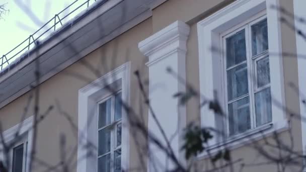 Ventanas con adornado en la fachada del edificio viejo en la calle de la ciudad — Vídeos de Stock