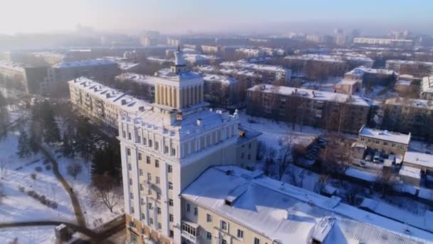 Κομψό πύργο με Spire σε χιονισμένο κλασικό κτίριο οροφή — Αρχείο Βίντεο