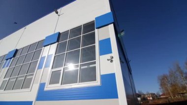 Temiz gökyüzüne karşı lüks beyaz ve mavi depo binası