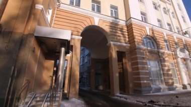 Eski bina şık ön cephe kemerli cadde yolu