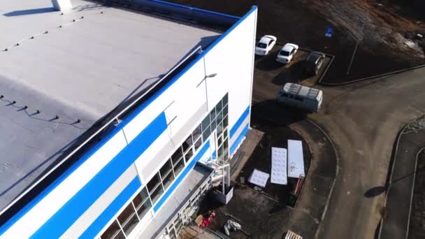 Bâtiment d'entrepôt moderne avec fenêtres sur le chantier — Video