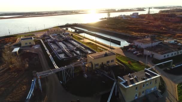Pabrik pengolahan air limbah dengan baskom dan bengkel — Stok Video