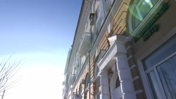 Movimiento pasado edificio con fachada decorada y ventanas de arco — Vídeos de Stock