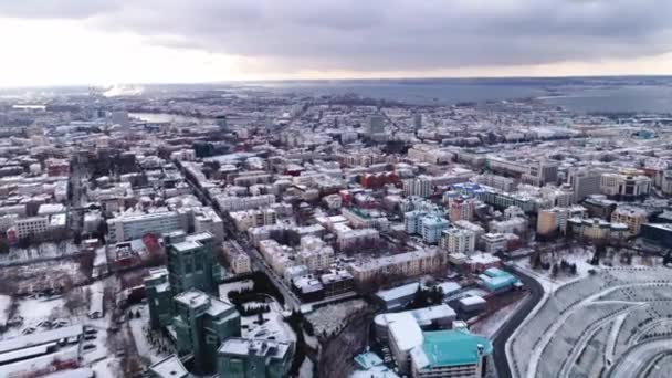 Úžasná městská krajina s různými budovami pod zataženou oblohou — Stock video