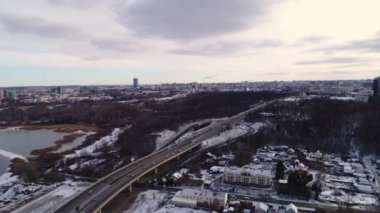 Bulutlu gökyüzünün altında, tepede yol kavşağı olan bir köprü.