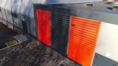 Bina girişi şehir caddesindeki panjurlarla kapatıldı.