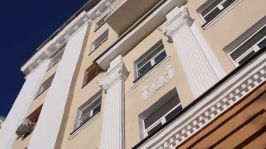 Balkonlu eski bina ve mavi gökyüzünün altında klasik dekor.