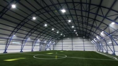 Stadyumun beyaz işaretli ve kapısı olan kapalı bir futbol sahası