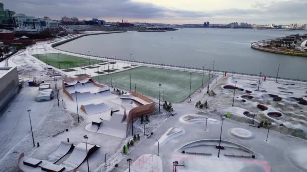 在河岸上的雪地溜冰场和大型运动场 — 图库视频影像