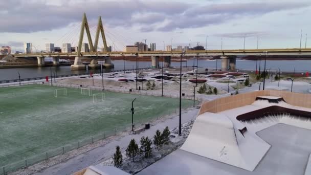 Fußballplatz und Skaterpark gegen Millenniumsbrücke — Stockvideo