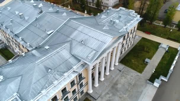 Fachada decorada de edifício de palácio de cultura na praça da cidade — Vídeo de Stock