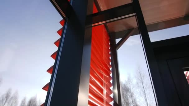 Persianas rojas y negras en las ventanas de la entrada del edificio — Vídeos de Stock