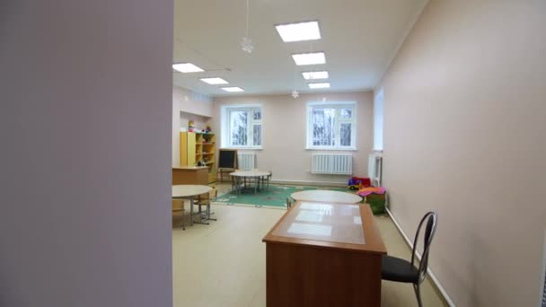 Salle de classe avec petites tables jouets et lieu de travail de l'enseignant — Video