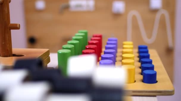 Ontwikkeling houten speelgoed met kleurrijke cilinders op de plank — Stockvideo