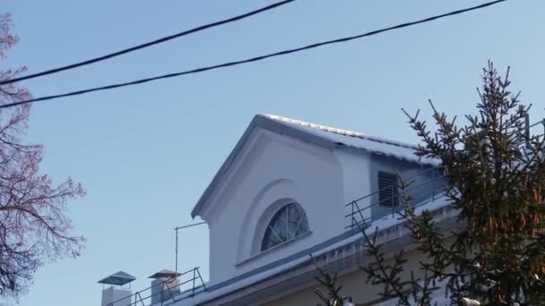 Stylový malý mezipatro s oknem na staré střeše budovy — Stock video
