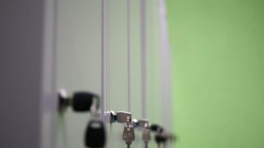 Spor merkezindeki soyunma odasındaki dolapların kapılarında anahtarlar.