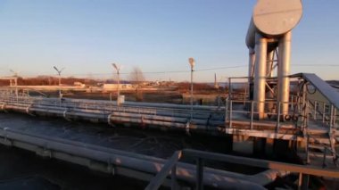 Filtreleme istasyonundaki büyük havzalarda atık su havası