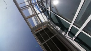 Geniş koyu pencereli bina cephesi üzerine çerçeve