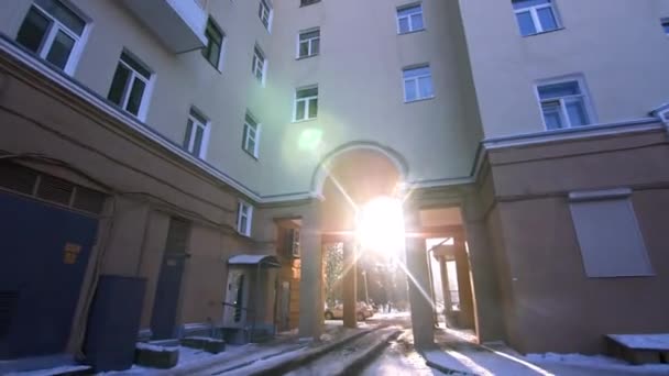 Oprijlaan boog in besneeuwde put tuin van appartementen gebouwen — Stockvideo