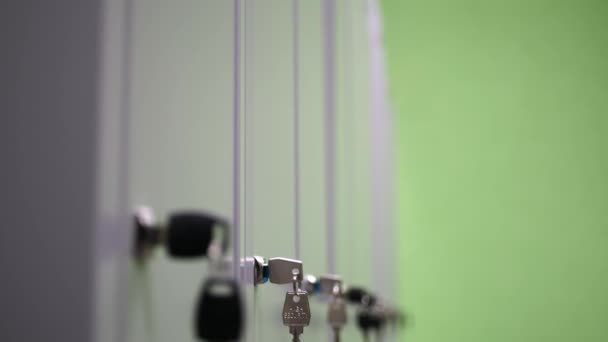 Ключи в дверях шкафов в раздевалке в спортивном центре — стоковое видео