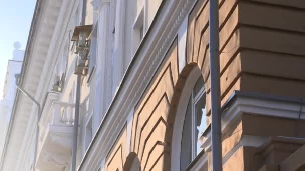 Stijlvolle boog ramen op gevel van klassieke stijl gebouw — Stockvideo
