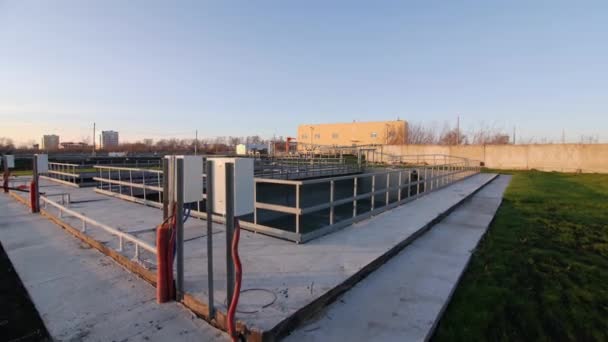 Piscina con agua y paneles de control en la estación de purificación — Vídeos de Stock