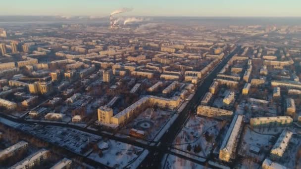 Obytná čtvrť se zasněženými parky v moderním městě při západu slunce — Stock video