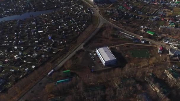 Sportzentrum und Straßenkreuzung in Stadtnähe im Herbst — Stockvideo