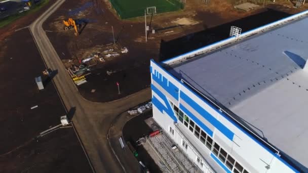 Construction d'un centre sportif dans la ville contemporaine au coucher du soleil — Video