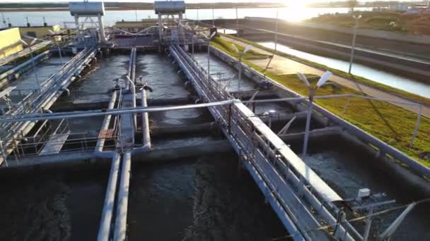 Remolino de agua sucia en grandes piscinas en la estación de purificación — Vídeo de stock