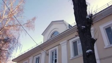 Eski şehirde kış günü asma katlı eski bir bina.