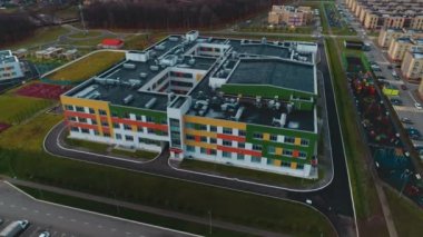 Renkli cepheli ve çocuk parklı okul binası