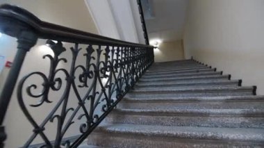 Sahte korkuluklu ve tiyatroda süslenmiş antik merdivenler.