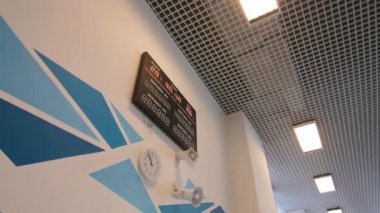 Spor stadyumunda dijital skorbord saati ve hoparlörler.