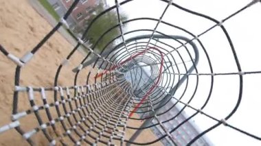 Şehir parkındaki oyun parkında labirentte ağ tüneli.