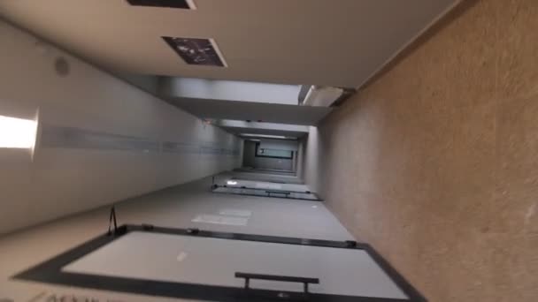 Corridoio vuoto con porte chiuse in classe a scuola — Video Stock