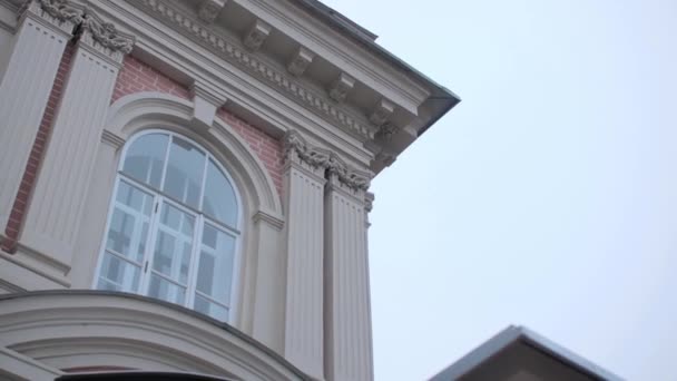 Eski binanın ön cephesinde kemer pencere ve klasik sütunlar — Stok video